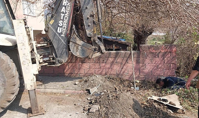 Hatay&#039;da İtfaiye Ekipleri Yavru Köpekleri Kurtardı