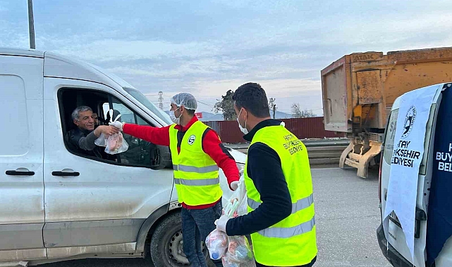 İftara trafikte yakalanan vatandaşların iftarlıkları Hatay Büyükşehir Belediyesi&#039;nden