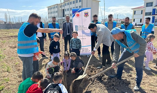 Iğdır&#039;da Anlamlı Orman Haftası Etkinliği: Çocuklar ve Yükümlüler Ağaç Dikti