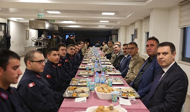 Iğdır Valisi Turan&#039;dan Jandarmaya İftar Ziyareti: Gönüller Bir, Sofralar Bereketli