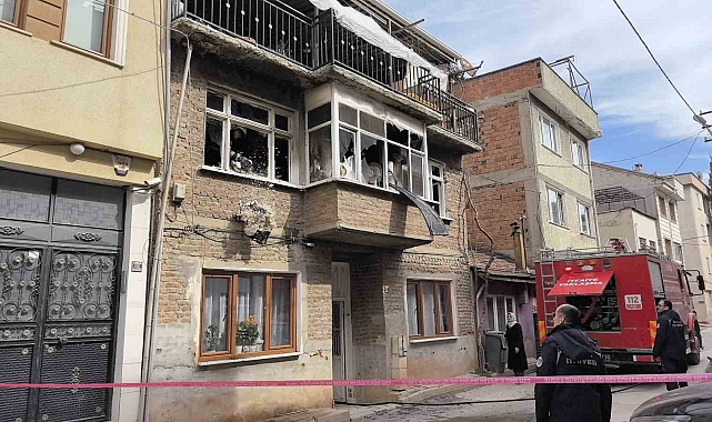 İnegöl&#039;de 2 Katlı Ev Küle Döndü: Yangın Korkuttu