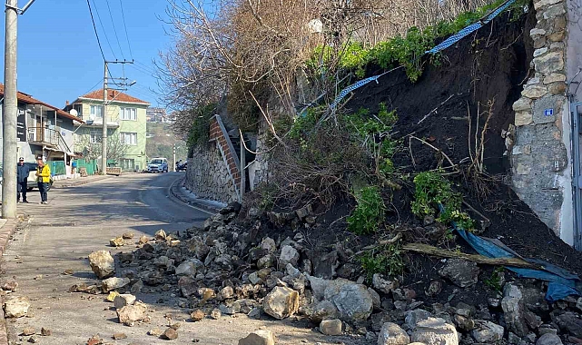 İstinat duvarı çöktü: 2 katlı bina tahliye edildi