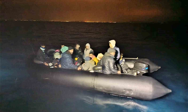 İzmir Açıklarında Lastik Bottaki 24 Düzensiz Göçmen Yakalandı