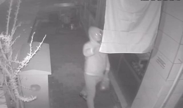 İzmir Tire&#039;de Türk Bayrağına Saldırı: Şüpheli Yakalandı