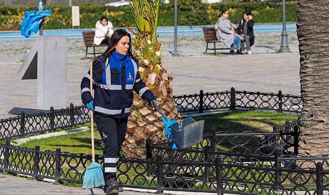 İzmir&#039;de Kadınlar Kenti Güzelleştiriyor: Temizlikten Zabıtaya Her Alanda Kadın Eli!