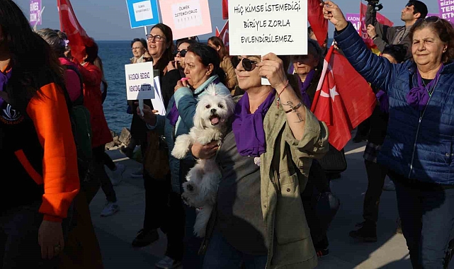İzmir&#039;de Kadınlardan &quot;Tersine Yürüyüş&quot; Protestosu