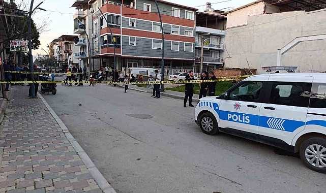 İzmir&#039;de Sokak Ortasında Silahlı Saldırı: 1 Ağır Yaralı