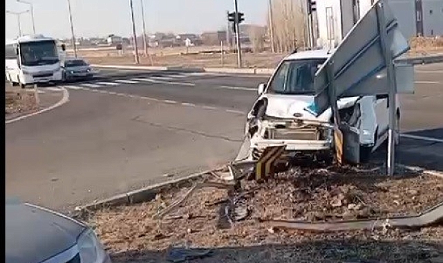 Kars-Ani Karayolu&#039;nda Feci Kaza: İki Araç Çarpıştı, 2 Yaralı