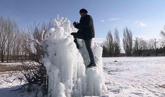 Kars&#039;ta Bahar Geldi Ama Kış Gitmedi: Şelale Dondu, Ağaçlar Buzdan Heykele Dönüştü