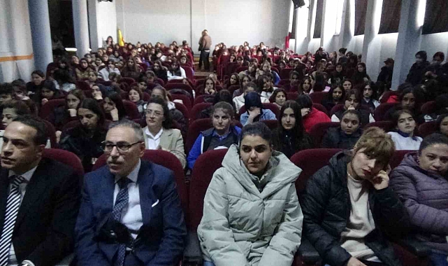 Kars&#039;ta Lise Öğrencilerinden Aşık Murat Çobanoğlu&#039;na Anma Töreni