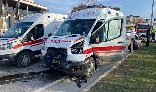 Kocaeli Kartepe&#039;de Hamile Kadını Hastaneye Yetiştiren Ambulans Kaza Yaptı: 5 Yaralı