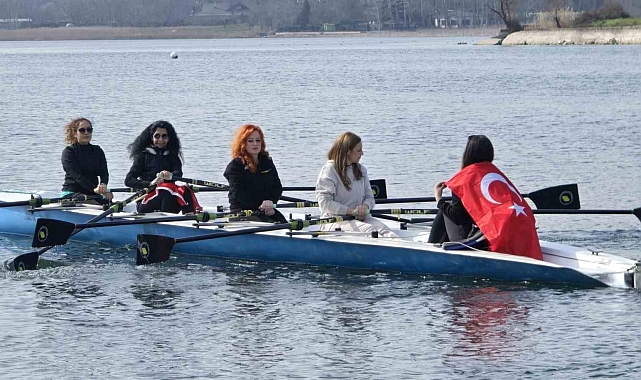 Kocaeli&#039;de Kadın Gazetecilerden 8 Mart&#039;a Özel Etkinlik: Sapanca Gölü&#039;nde Kürek Çektiler