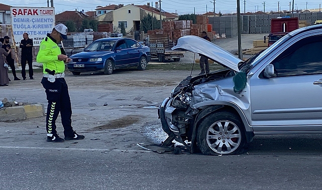 Konya&#039;da iki otomobil çarpıştı: 6 yaralı