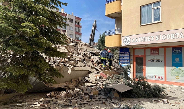 Konya&#039;da Yıkım Aşamasındaki 6 Katlı Bina Çöktü: Panik Anları Kamerada