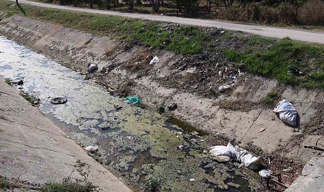 Kozan&#039;da Susuz Kalan Sulama Kanalları Çöplüğe Döndü