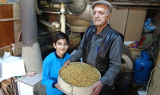 Leblebiye adanmış bir ömür: 66 yıldır babasından öğrendiği yöntemle kavuruyor