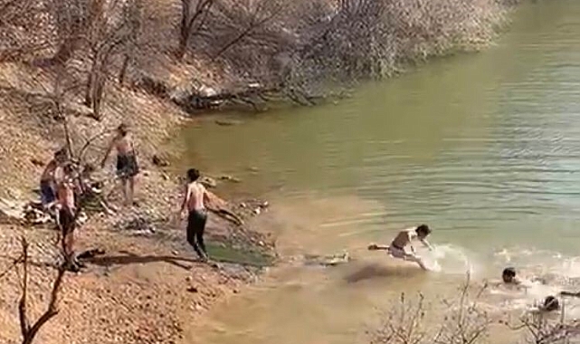 Malatya&#039;da Çocuklar Gölette Serinleyerek Güneşli Havanın Tadını Çıkardı