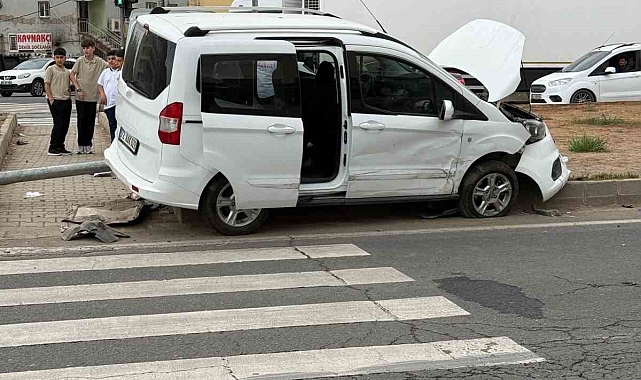 Mardin&#039;de araç direğe çarptı: 5 yaralı