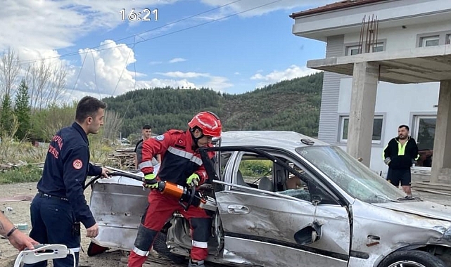 Muğla&#039;da araç önce direğe, sonra duran otomobile çarptı: 4 ölü, 2 ağır yaralı