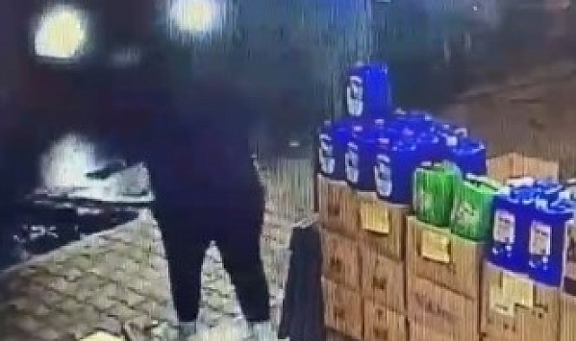 Muğla&#039;da Korkunç Kaza: Kontrolden Çıkan Araç Markete Daldı, Çalışan Kıl Payı Kurtuldu