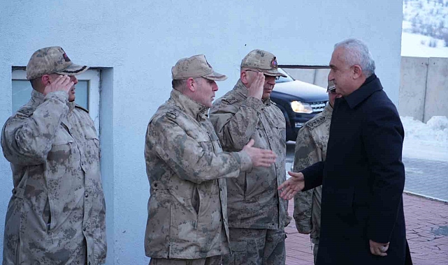 Muş Valisi Avni Çakır, Ramazan ayının ilk iftarını askerlerle birlikte açtı