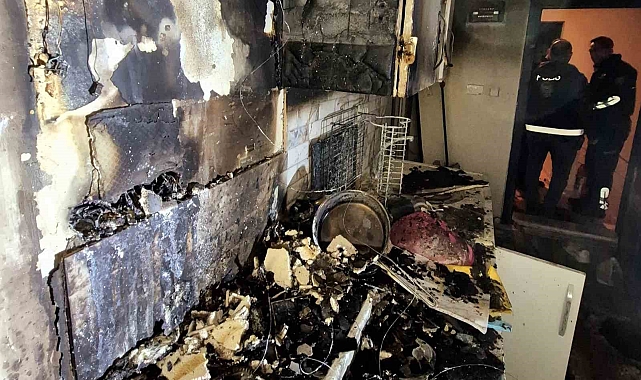 Nazilli&#039;de Ocakta Unutulan Yemek Yangına Neden Oldu: Çatı Katı Daire Kül Oldu