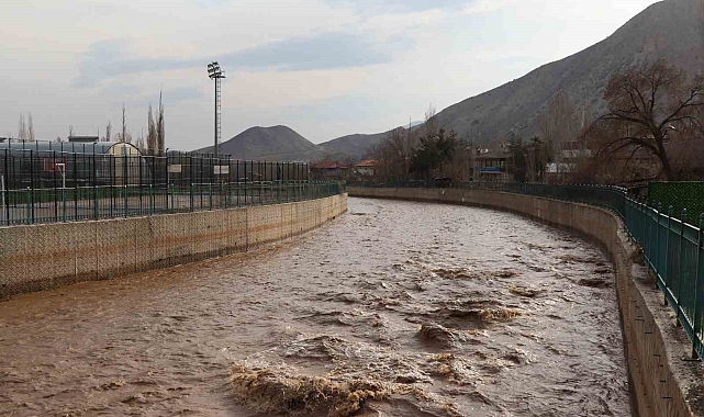 Oltu Çayı&#039;nın Debisi Yükseldi, Çiftçiler Endişeli