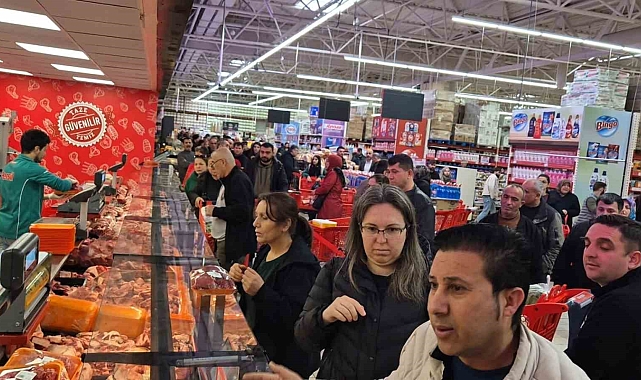 Ramazan Ayında Zincir Marketlerde Et İndirimi: Vatandaşlar Kuyruk Oluşturdu