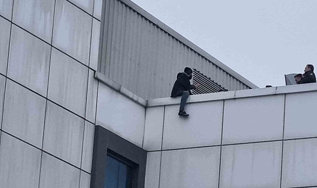 Sinop&#039;ta Hastane Çatısında Gergin Anlar: İntihar Girişimi Son Anda Engellendi