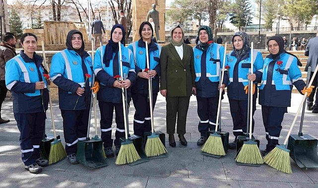 Sivas&#039;ta Şehir Temizliği Kadınlara Emanet: Tarihi Meydan ve Caddeler Artık Onların Sorumluluğunda
