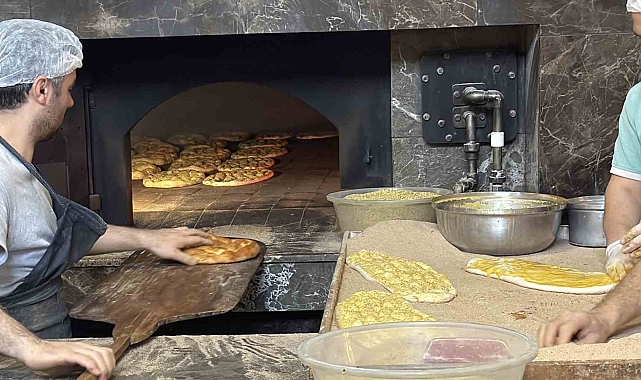 Tokatlı Fırıncıların Ramazan Mesaisi: Sıcakta Oruçla Pide Mesaisi