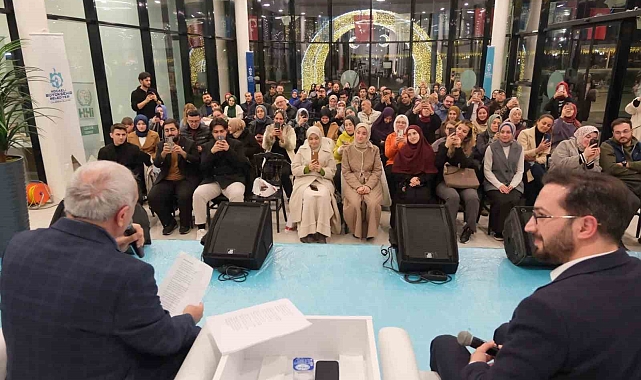 Ünlü yazar gençlere seslendi: &quot;Büyük düşünün ve cesur adımlar atın&quot;