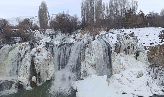 Van&#039;ın Buz Tutan Güzelliği: Muradiye Şelalesi Kartpostallık Manzaralar Oluşturdu