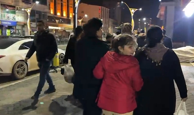Yüksekova&#039;da Deprem Paniği: Camiler Vatandaşlara Açıldı