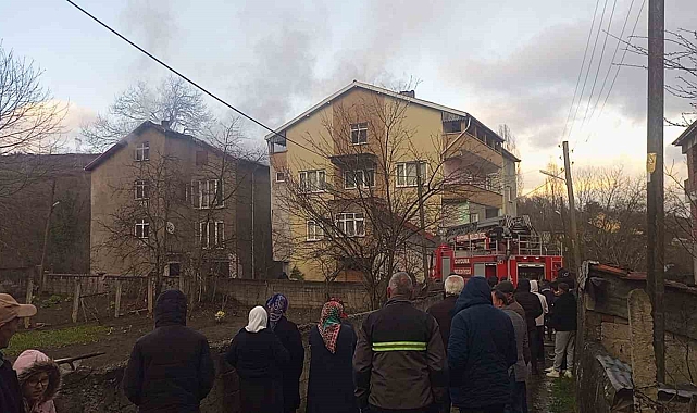 Zonguldak Çaycuma&#039;da İftar Vakti Yangın Paniği: 3 Katlı Evin Çatısı Kül Oldu