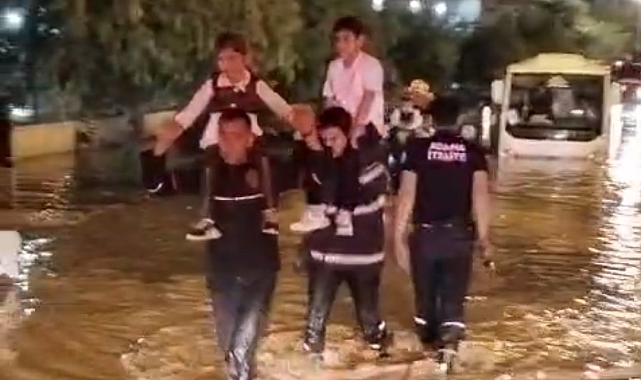 Adana&#039;da Sağanak Yağmur Hayatı Felç Etti: Belediye Hizmet Binasını Su Bastı, Vatandaşlardan Tepki Yağdı