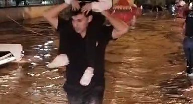 Adana'da Sel Sularında Mahsur Kalan Çocukları İtfaiye Omuzlayarak Kurtardı