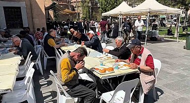 Afyonkarahisar'da Asırlık İyilik Yeniden Canlandı: İmaret Camiinde Cuma Sofrası Kuruluyor