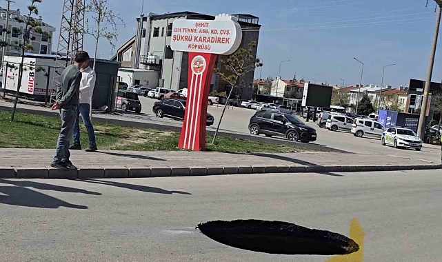 Afyonkarahisar&#039;da Karayolunda Çökme: Belediye Ekiplerinin Geç Müdahalesi Tepki Çekti