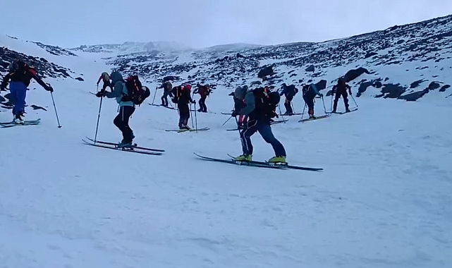 Ağrı Dağı&#039;nda Zirve Yolculuğu Kayak Keyfiyle Renklendi
