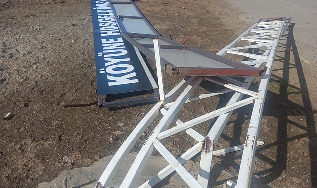 Akyaka&#039;da Şiddetli Rüzgar Felaketi: Tabelalar Yıkıldı, Güneş Panelleri Savruldu