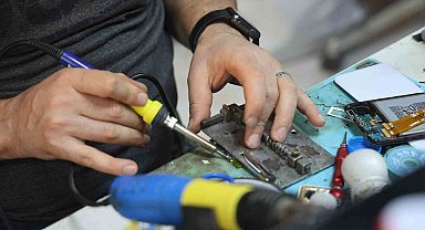 Antakya'da Telefoncu Dükkanında Korkutan An: Cep Telefonu Bataryası Bomba Gibi Patladı