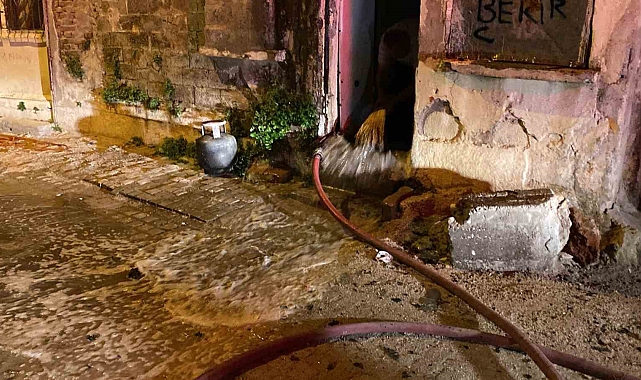 Antalya Muratpaşa&#039;da Ev Yangını: Yenilenen Eşyalar Kül Oldu