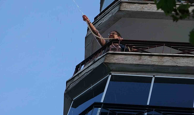 Antalya&#039;da Seyir Halindeki Kamyonette Atık Yangını: Vatandaşlar Seferber Oldu