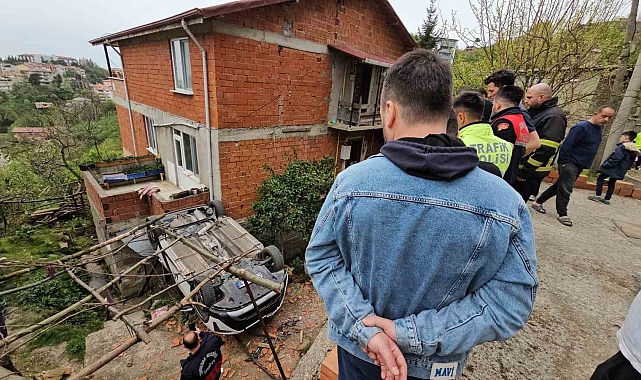 Aracını park etmek isterken yüksekten düşerek takla attı