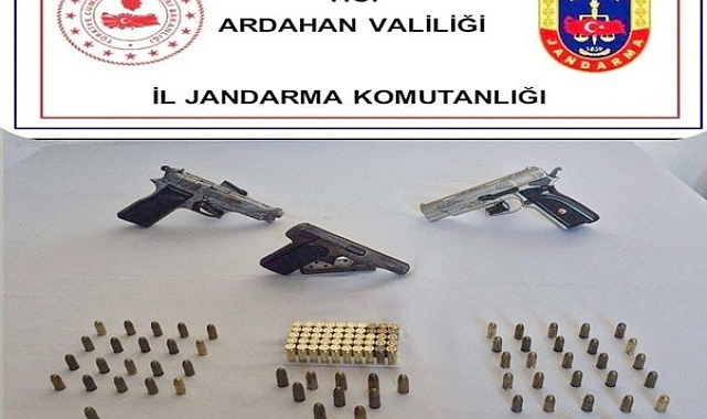 Ardahan&#039;ın Hanak İlçesinde Ruhsatsız Silah ve Mühimmat Ele Geçirildi: 1 Gözaltı
