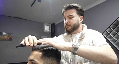 Arnavutköy'de Deprem Anı Kamerada: Kuaför Tıraş Ettiği Çocuğu Omuzlayıp Dışarı Koştu