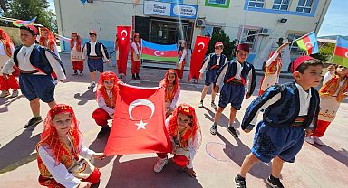 Azeri öğrenciler 23 Nisan'ı ilk defa Türk kardeşleri gibi kutladı