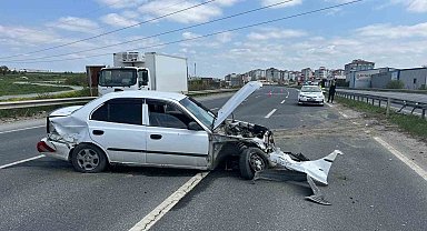 Bariyerlere çarpan otomobil, yol üzerinde ters döndü: 1 yaralı
