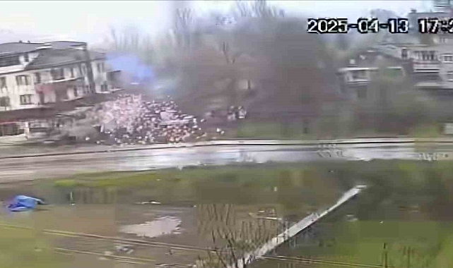 Bartın&#039;da Yol Kenarına Düşen Yıldırım Kameraya Yansıdı